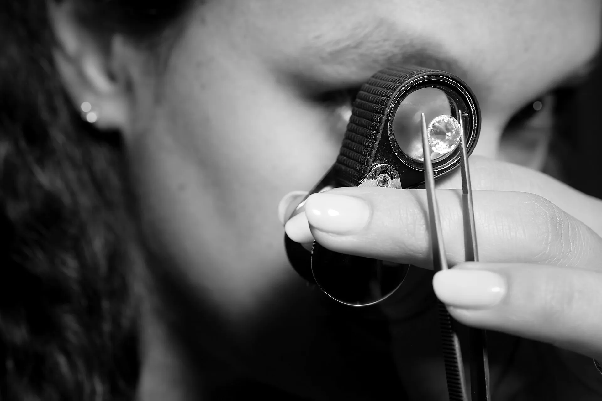 Controllo di un diamante con la lente contafili